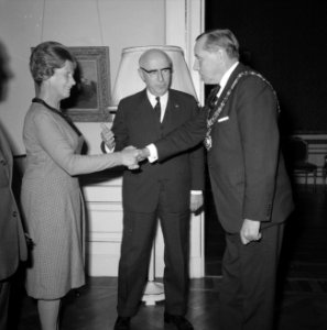 Burgemeester Samkalden ontvangt veertien burgemeesters uit Engeland. Mevrouw Sam, Bestanddeelnr 920-7557