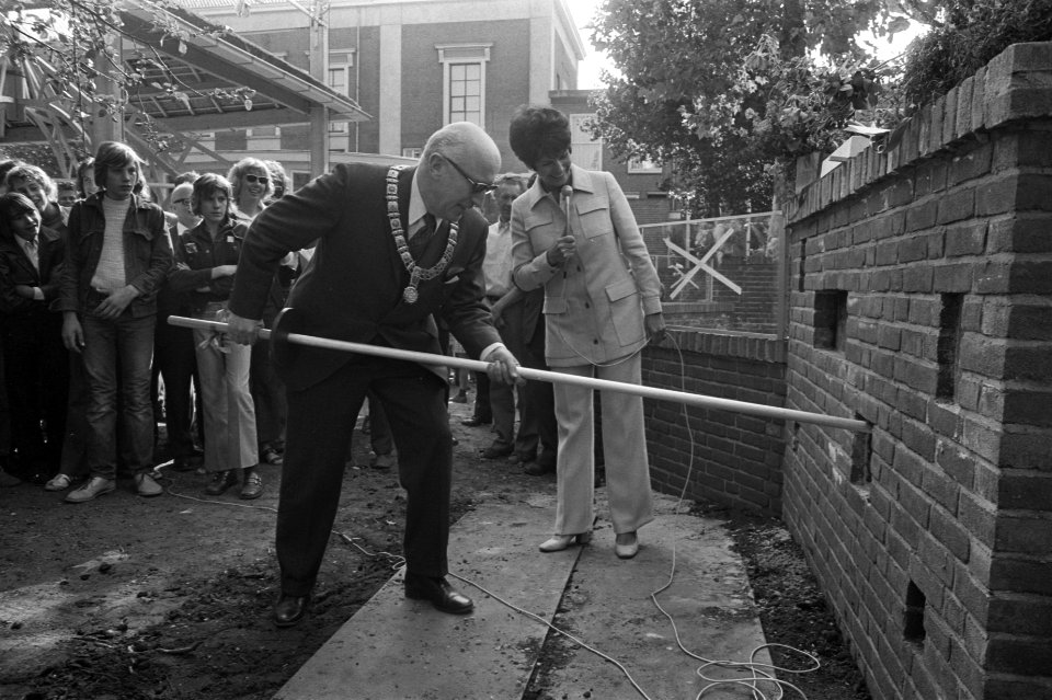 Burgemeester Samkalden metselt steen in leerlingbouwplaats Artis in verband met…, Bestanddeelnr 924-9156