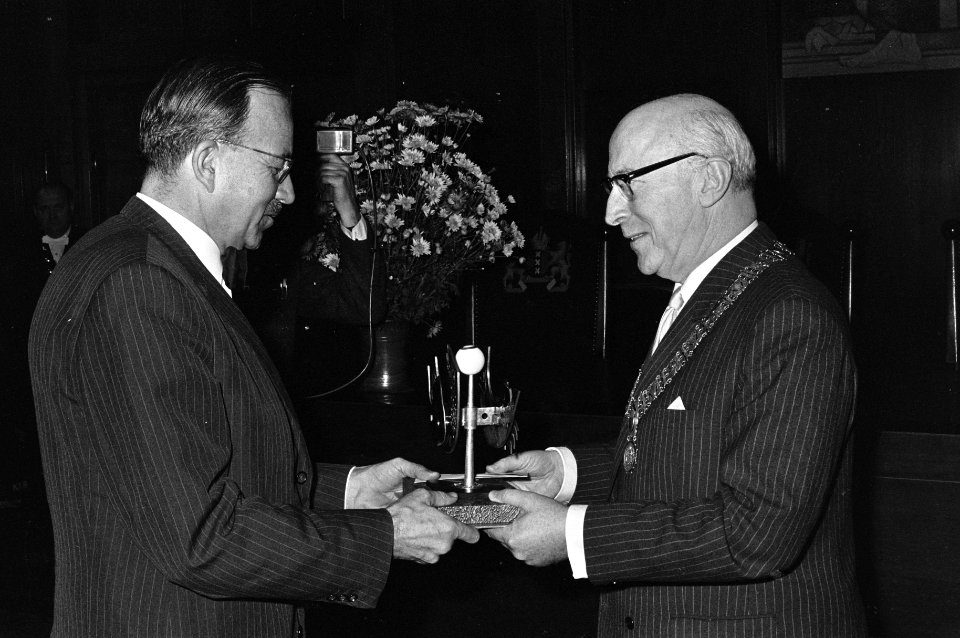 Burgemeester Samkalden (rechts) reikt Gulden Letter uit aan Henry Knap, Bestanddeelnr 921-8963
