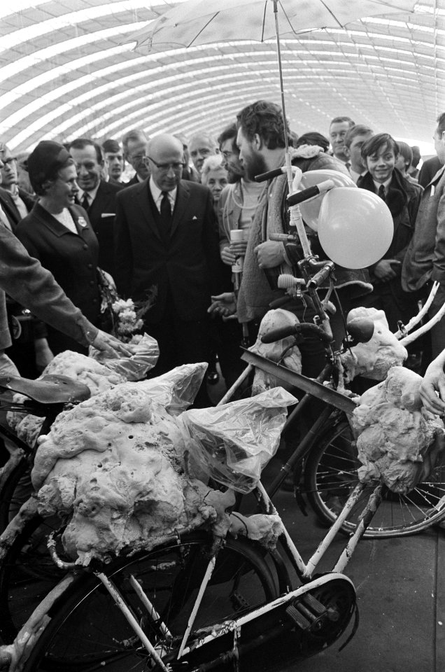 Burgemeester Samkalden opende tweewielertentoonstelling in de RAI. Burgemeester , Bestanddeelnr 921-1123