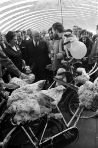 Burgemeester Samkalden opende tweewielertentoonstelling in de RAI. Burgemeester , Bestanddeelnr 921-1123