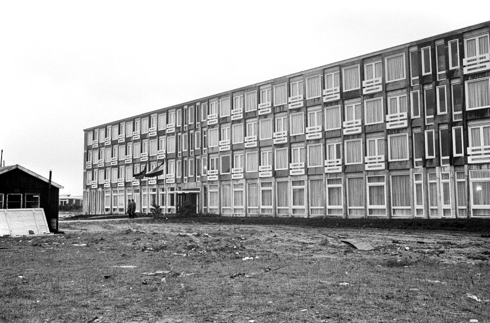 Burgemeester Samkalden opende Maarten Lutherhuis in Osdorp. Exterieur tehuis, Bestanddeelnr 920-8236