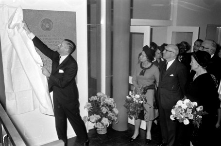 Burgemeester Samkalden opende Maarten Lutherhuis in Osdorp, rechts burgemeester , Bestanddeelnr 920-8234