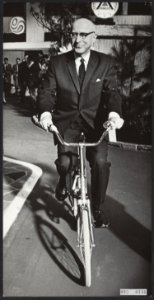 Burgemeester Samkalden op de fiets tijdens de 56e RAI tweewieler tentoonstellin…, Bestanddeelnr 093-0146