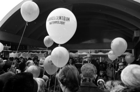 Burgemeester Samkalden opent winkelcentrum Gelderlandplein in Buiten Veldert, Bestanddeelnr 921-9021