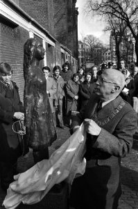 Burgemeester Samkalden onthult het beeldje, Bestanddeelnr 929-0707