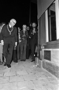 Burgemeester Samkalden onthult plaquette op gevel twee gerestaureerde panden hoe, Bestanddeelnr 928-2227