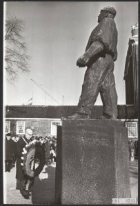 Burgemeester Samkalden legt een krans bij de Dokwerker op het J.D. Meijerplein b, Bestanddeelnr 094-0245