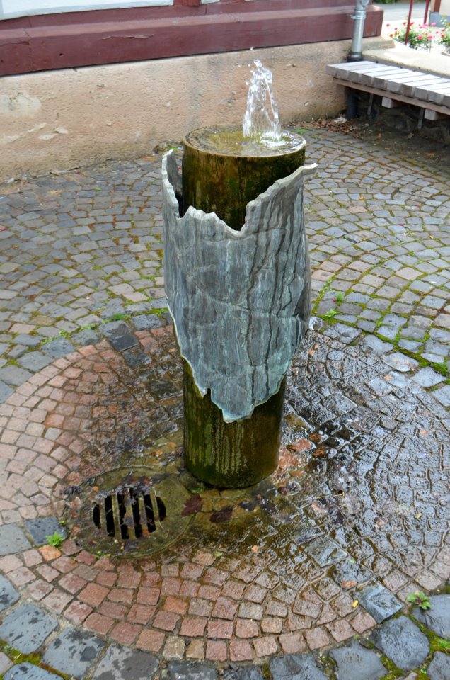 Brandoberndorf, Lindenplatz 2, Ehemaliges Schul- und Rathaus, Brunnen