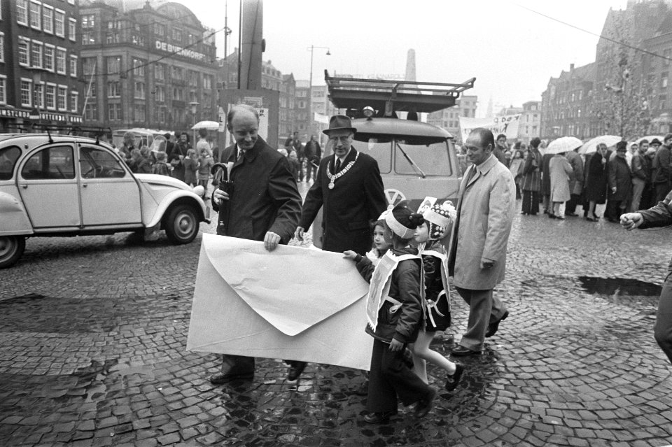 Burgemeester Samkalden koopt op de Dam eerste kinderpostzegels, kinderen brengen, Bestanddeelnr 926-0060