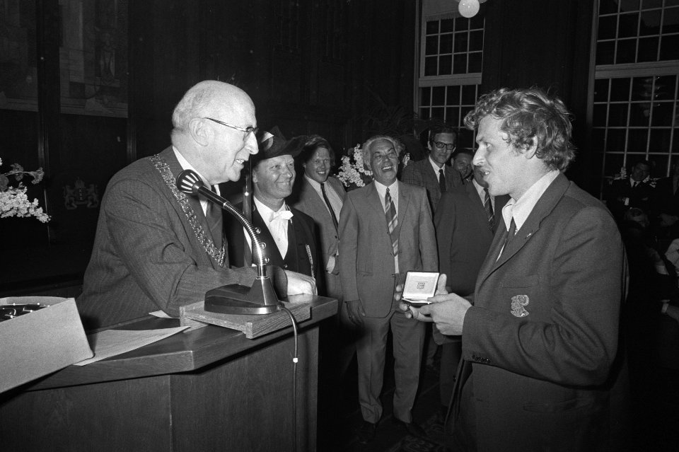 Burgemeester Samkalden overhandigt een van de Ajax-spelers een gedenkpenning, Bestanddeelnr 924-6177