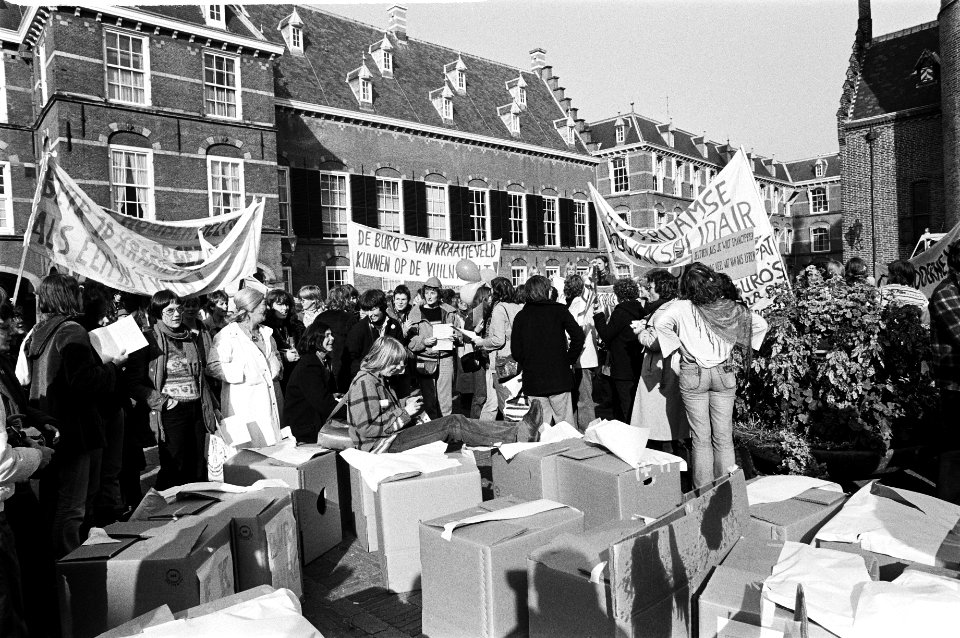 Brandende kartonnen dozen, spandoeken op de achtergrond, Bestanddeelnr 930-5099