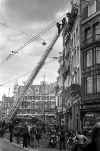 Brandje op zolderverdieping in Vijzelstraat, Amterdam, Bestanddeelnr 926-5586
