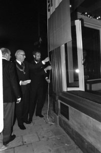 Burgemeester Samkalden onthult plaquette op gevel twee gerestaureerde panden hoe, Bestanddeelnr 928-2228