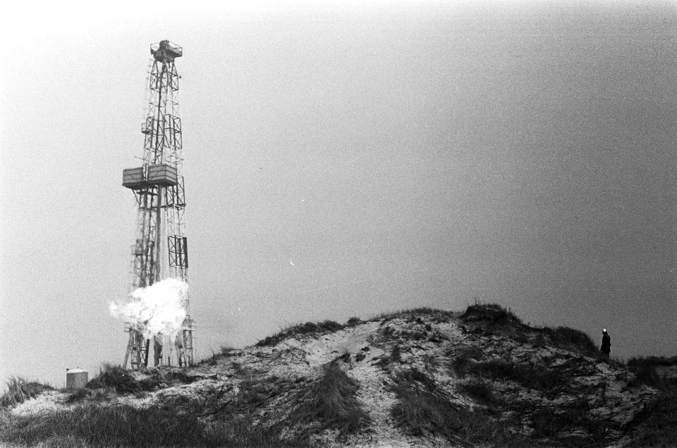 Brandend gas bij vuurtoren Bergen aan Zee gehelmde man, Bestanddeelnr 928-4659