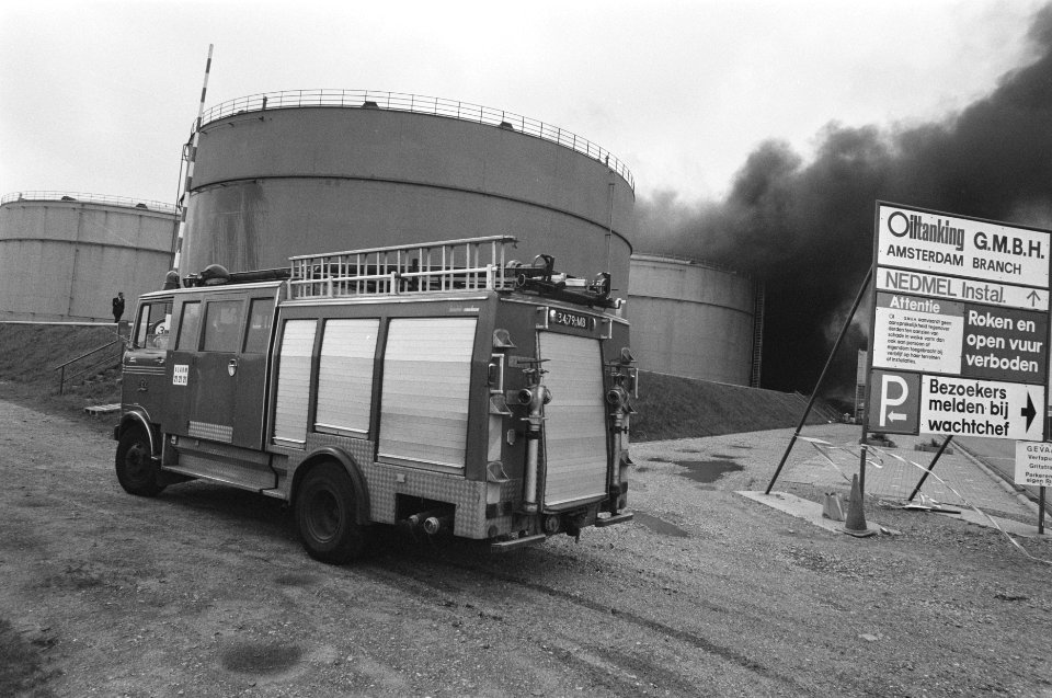 Brandende olieleiding bij Oiltanking BMNH in westelijk havengebied, Amsterdam, Bestanddeelnr 934-0089