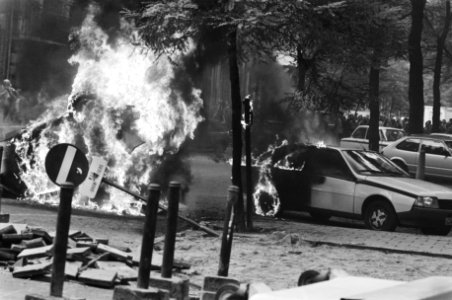 Brandende auto's als barricaden, Bestanddeelnr 932-3591
