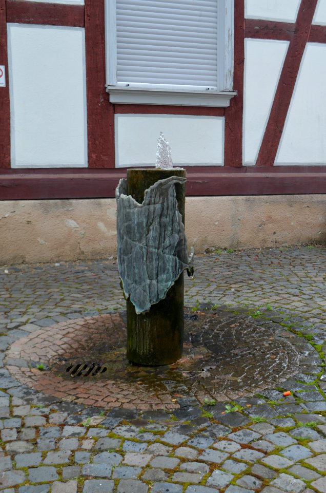 Brandoberndorf, Lindenplatz 2, Ehemaliges Schul- und Rathaus, Brunnen (1)