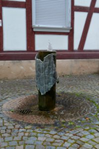 Brandoberndorf, Lindenplatz 2, Ehemaliges Schul- und Rathaus, Brunnen (1)