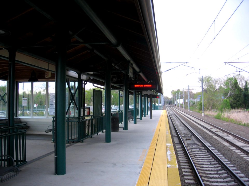 Branford station platform 076