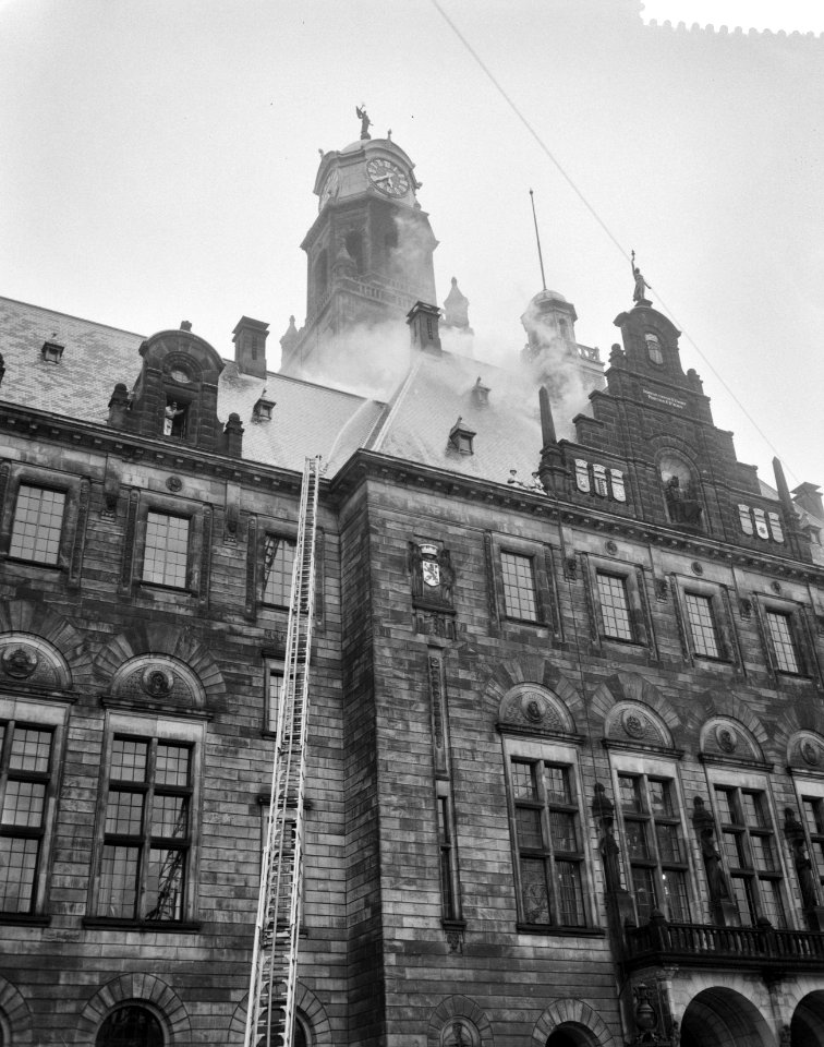 Brand op zolderverdieping van het Rotterdams stadhuis, rookontwikkeling tijdens , Bestanddeelnr 912-0943
