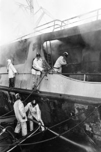 Brand op logementschip mr. Jan Elshout van Marine bij RDM Rotterdam, Bestanddeelnr 924-2624