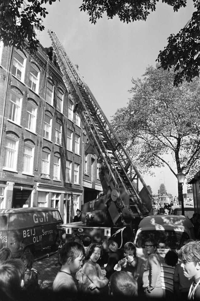 Brand op zolder Wittenkade 16 , Amsterdam, Bestanddeelnr 923-8684