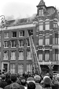 Brand op turfmarkt naast de Nederlandse Bank, de brandweer aan het werk, Bestanddeelnr 920-0320