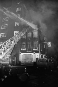 Brand op Nieuwmarkt, Amsterdam kost twee mensen het leven overzicht brand, Bestanddeelnr 928-4321
