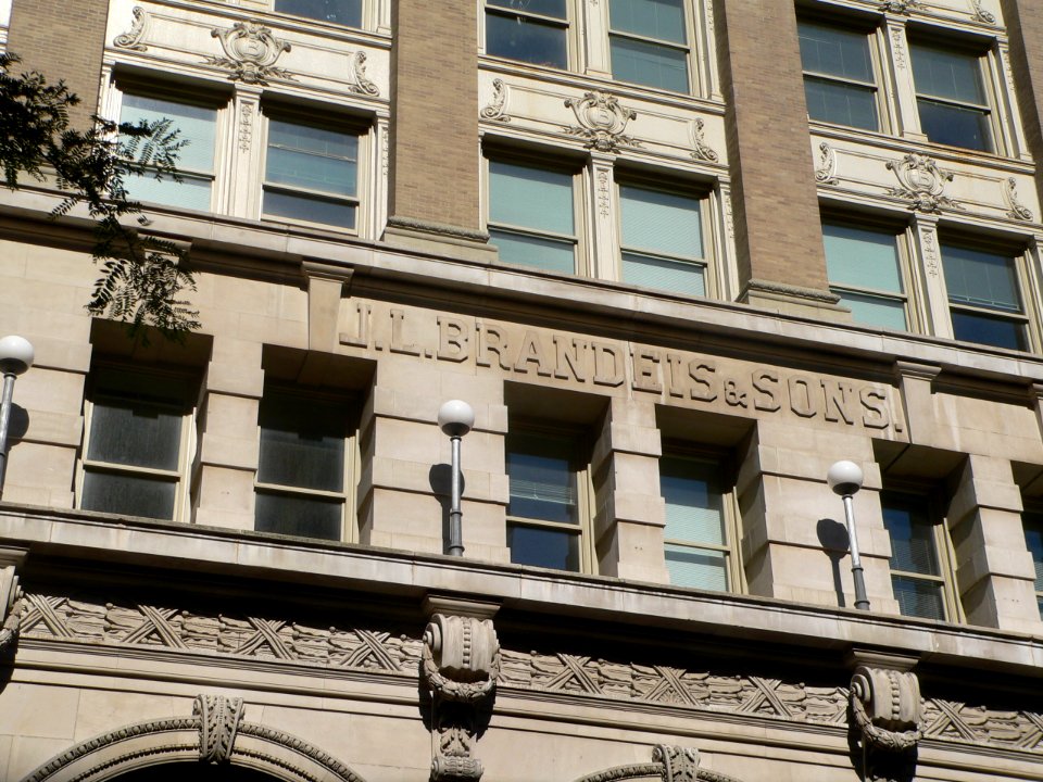 Brandeis building (Omaha) E side details 1