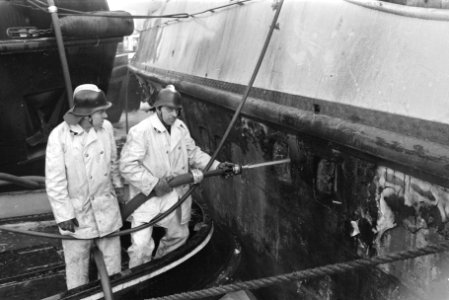 Brand op logementschip mr. Jan Elshout van Marine bij RDM Rotterdam, Bestanddeelnr 924-2622