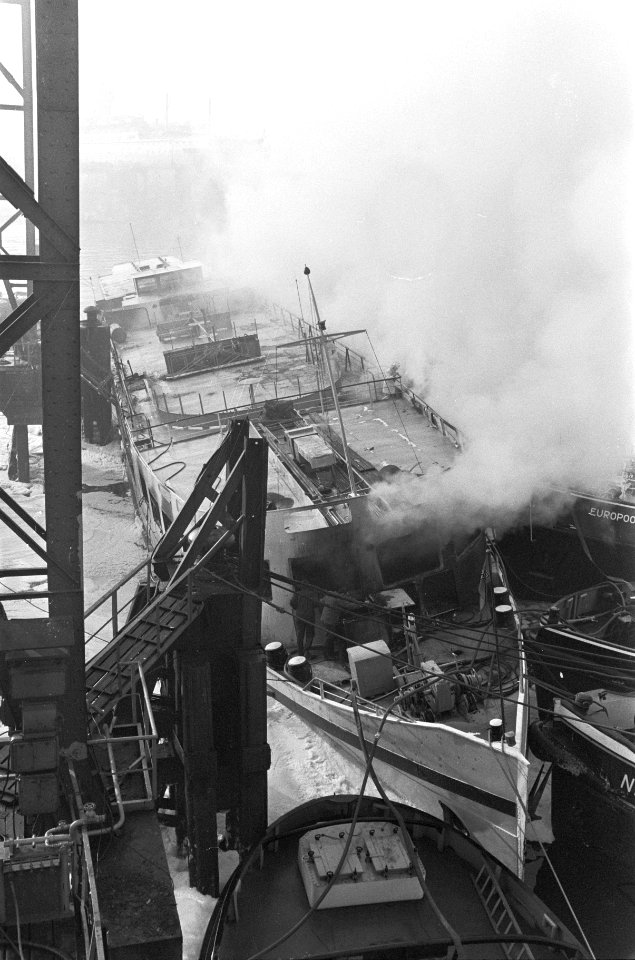 Brand op logementschip mr. Jan Elshout van Marine bij R Rotterdam brandend schi, Bestanddeelnr 924-2614
