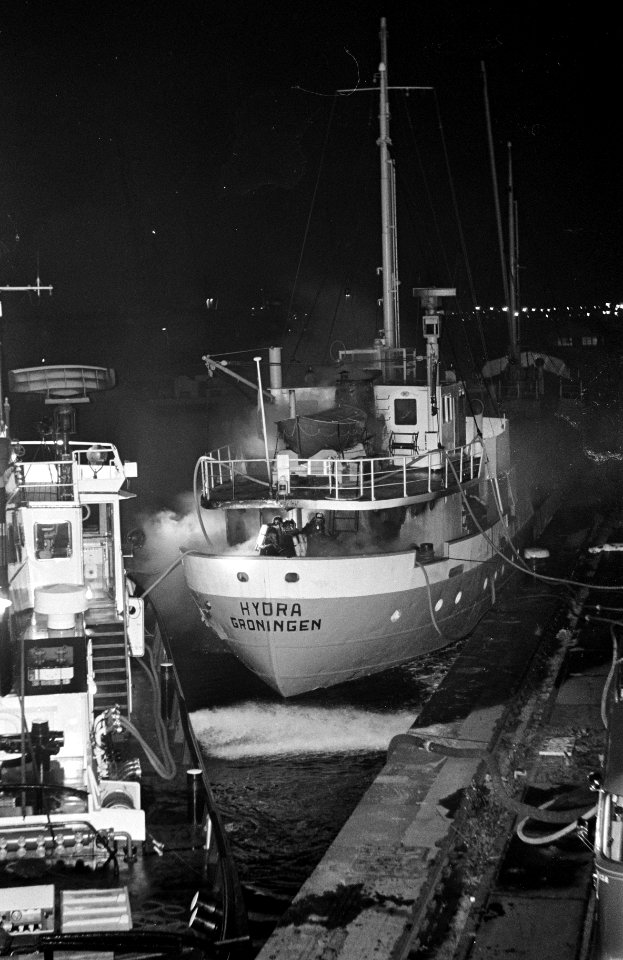 Brand op kustvaarder Hydra in Coenhaven te Amsterdam. De blussingswerkzaamheden, Bestanddeelnr 921-5334