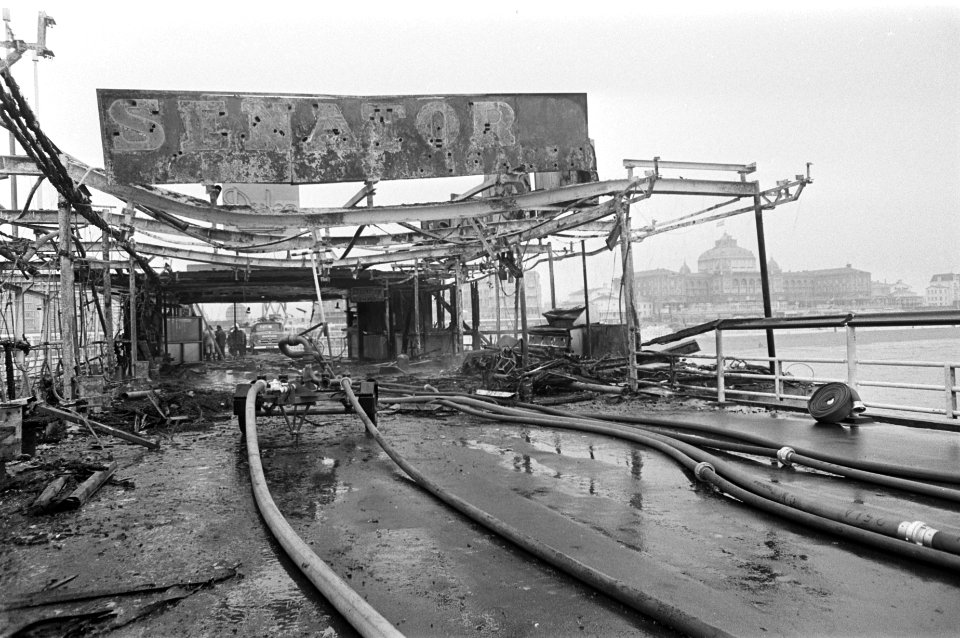 Brand op pier van Scheveningen. Op de hoofdpier brandden de winkeltjes geheel ui, Bestanddeelnr 921-2773