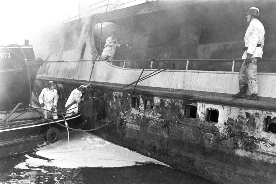 Brand op logementschip mr. Jan Elshout van Marine bij R Rotterdam blusboten bes, Bestanddeelnr 924-2616