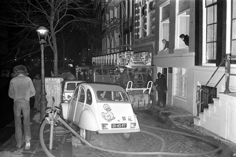 Brand op OZ Achterburgwal Amsterdam, Bestanddeelnr 925-2937