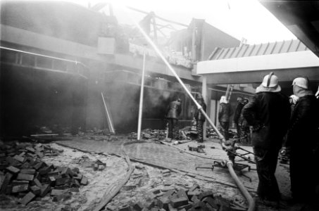Brand winkelcentrum Lelystad brandweer tijdens blussen, Bestanddeelnr 929-6712