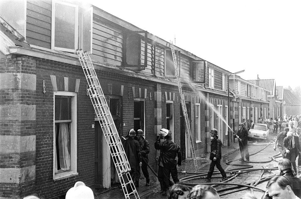 Brand te Muiden. Blussingswerkzaamheden bij de zes uitgebrande woningen, Bestanddeelnr 921-4769
