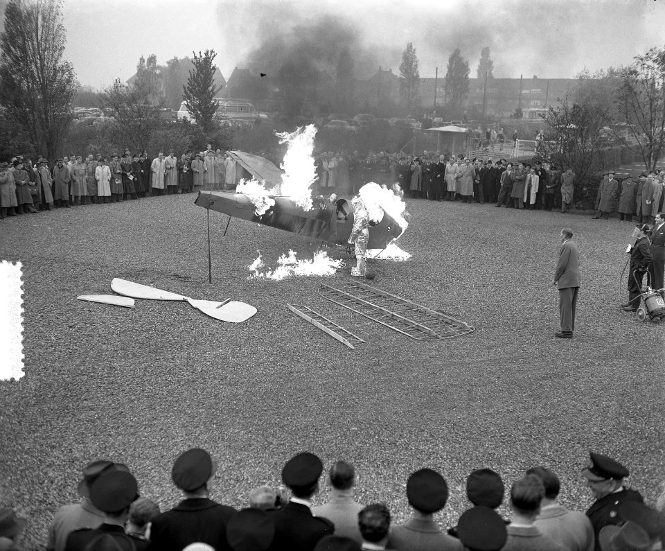 Brandweerdemonstraties Amsterdam o.a. demonstraties vliegtuigbrand, Bestanddeelnr 906-0489