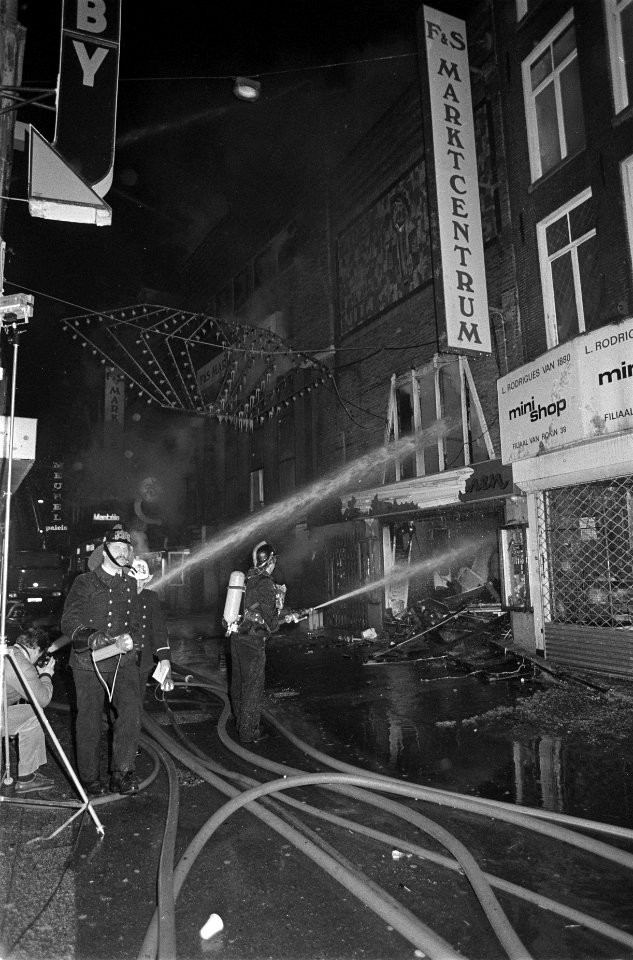 Brand voormalige Royal bioscoop op de Nieuwendijk in Amsterdam, Bestanddeelnr 930-0616