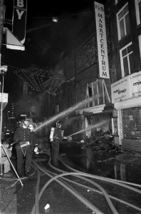 Brand voormalige Royal bioscoop op de Nieuwendijk in Amsterdam, Bestanddeelnr 930-0616