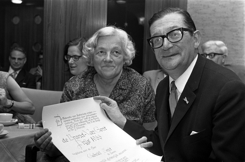 Brand Van Gent prijs 1966 , voor Gabriel Smit , hier samen met zijn vrouw, Bestanddeelnr 919-1620