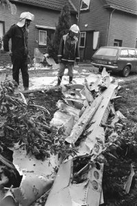 Brandweerlieden kijken naar resten F15 brandstoftank die neerstortte bij Ingen, Bestanddeelnr 933-6901