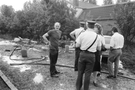 Brandweerlieden kijken naar resten F15 brandstoftank die neerstortte bij Ingen , Bestanddeelnr 933-6902