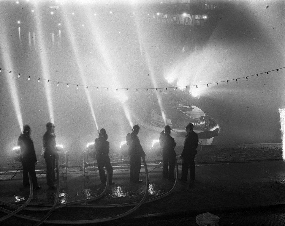 Brandweerdemonstratie verlicht, Bestanddeelnr 903-5974