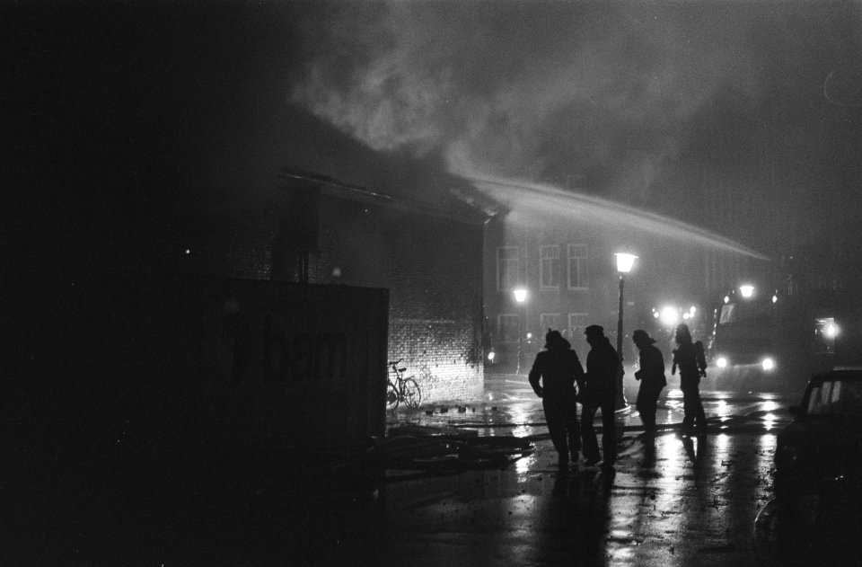 Brand Tjoklatfabriek in Amsterdam, locatie Schinkelkade 64 (hoek Vaartstraat), Bestanddeelnr 930-1834