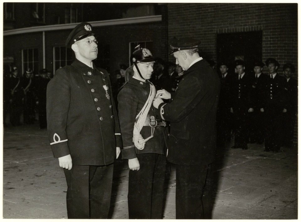 Brandweercommandant H.G.Vernout bij het uitreiken van onderscheidingen. NL-HlmNHA 54025686