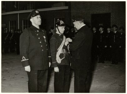 Brandweercommandant H.G.Vernout bij het uitreiken van onderscheidingen. NL-HlmNHA 54025686