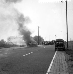 Brandende auto met veel rookontwikkeling, Bestanddeelnr 919-5491