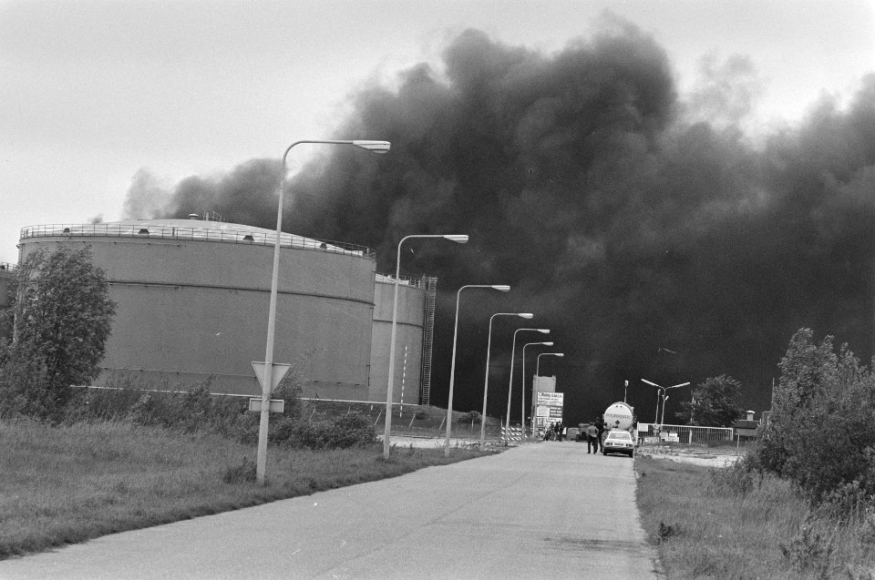 Brandende olieleiding bij Oiltanking BMNH in westelijk havengebied, Amsterdam, Bestanddeelnr 934-0087